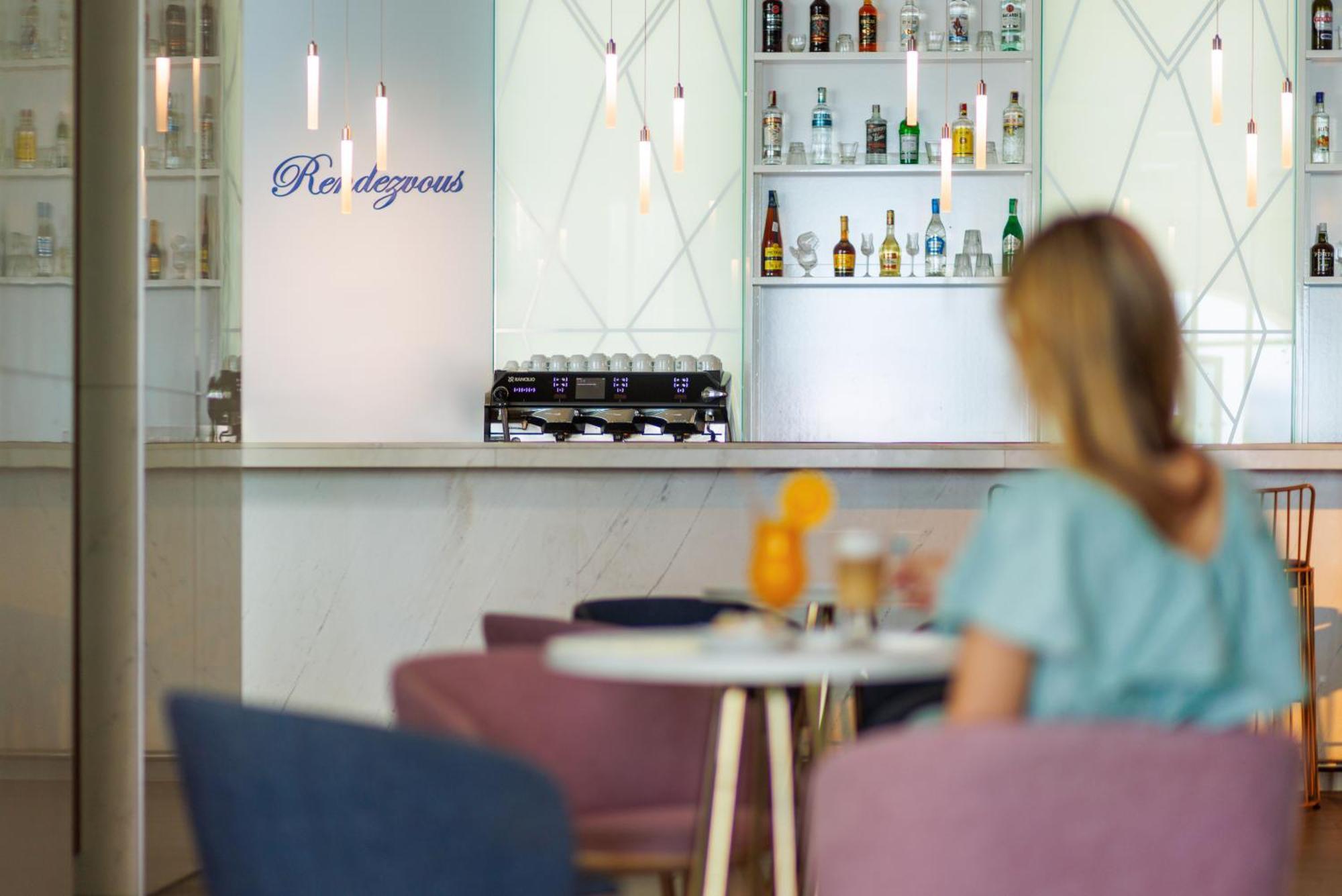 Secrets Sunny Beach Resort & Spa (Adults Only) Dış mekan fotoğraf The bar at the lounge